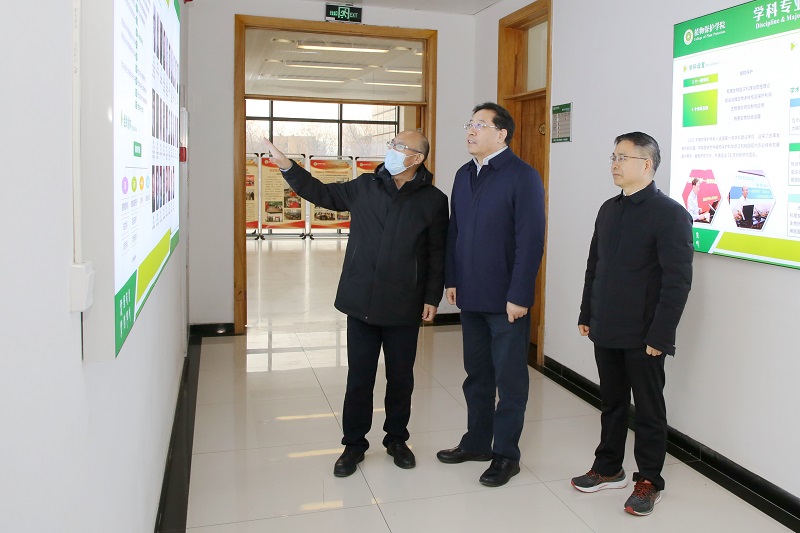 听取公司情况汇报.jpg