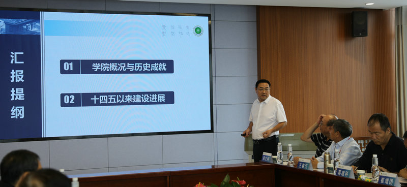 经理郭军汇报公司基本情况_1.jpg