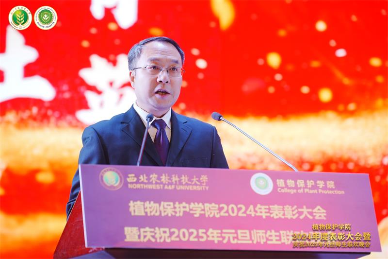 8001.委书记黄明学主持表彰大会.jpg