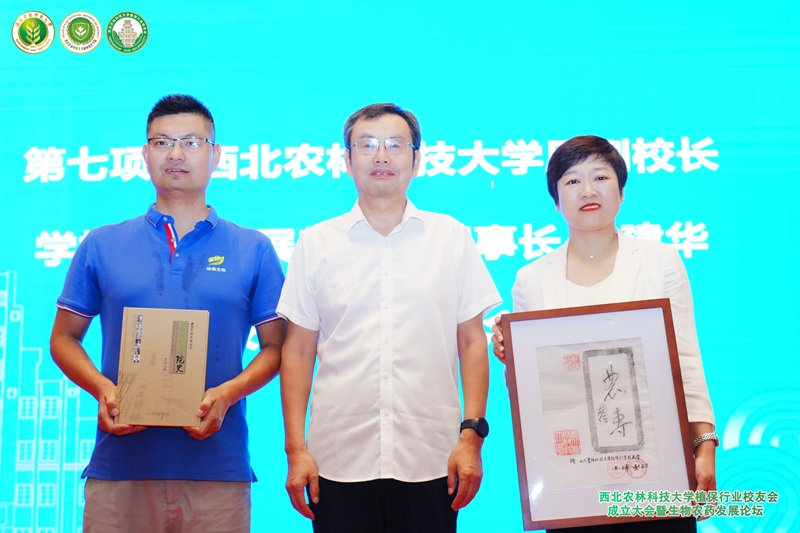 马建华向员工会赠送纪念品.JPG