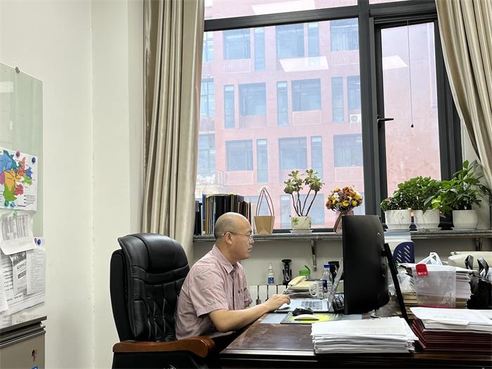 胡小平经理介绍英国上市公司365及学科概况2-700.jpg